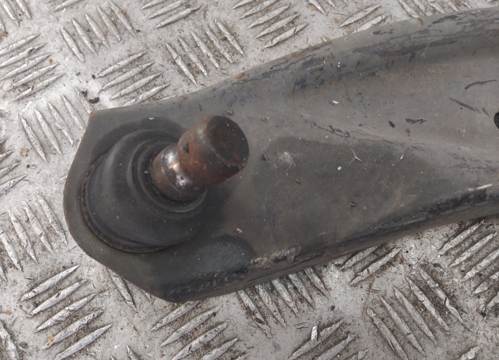 Рычаг передний левый