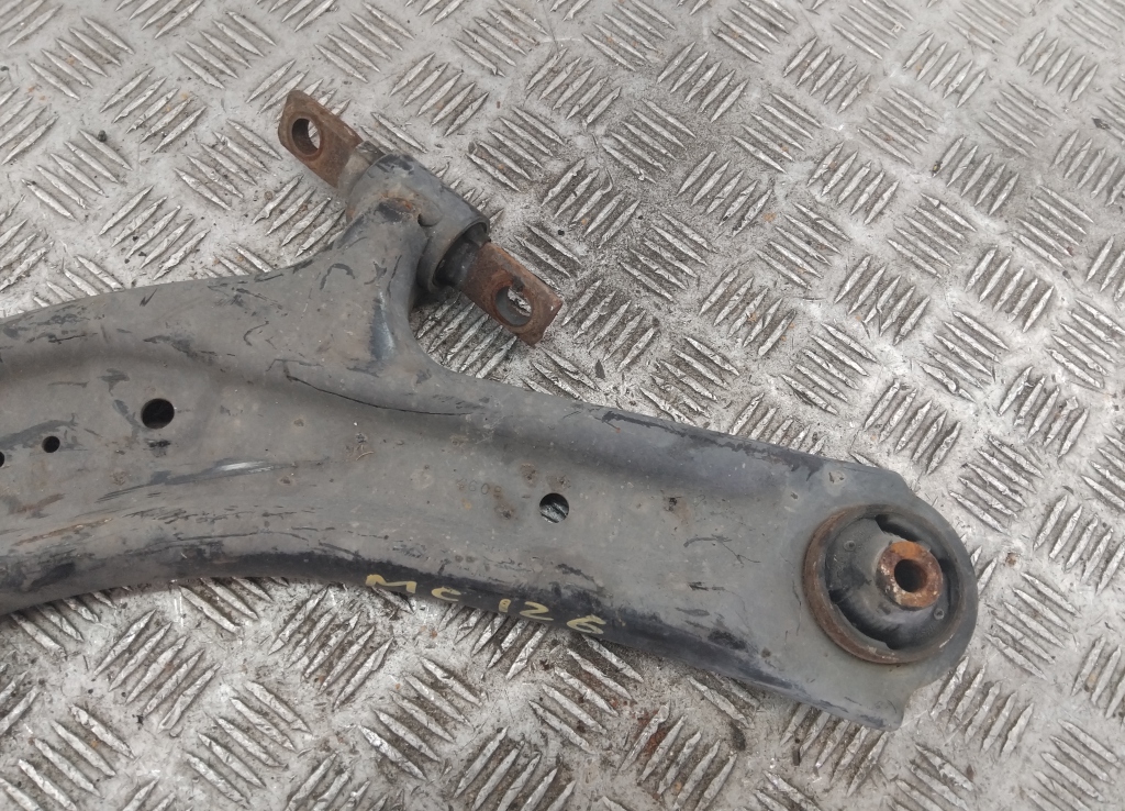 Рычаг передний левый