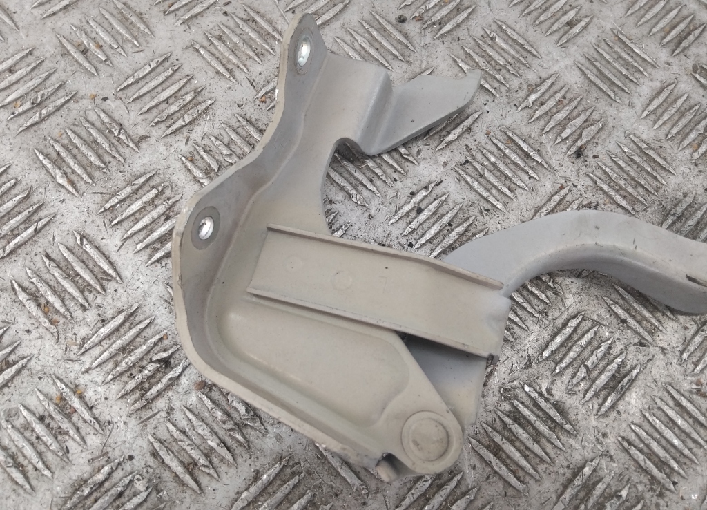 Петля капота левая