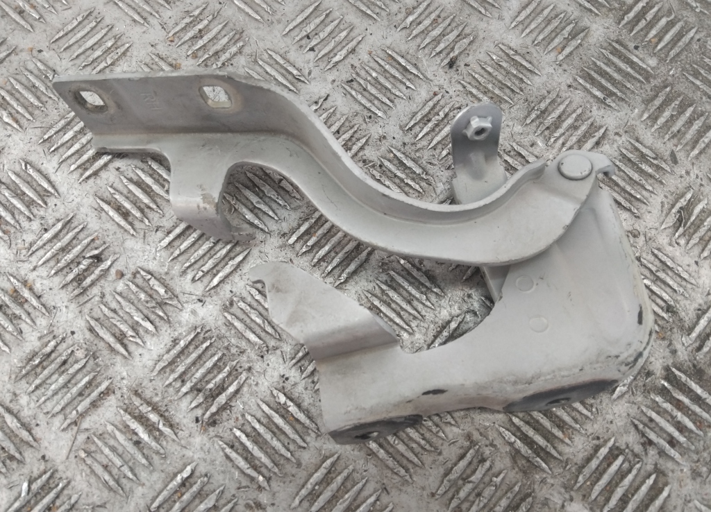 Петля капота правая