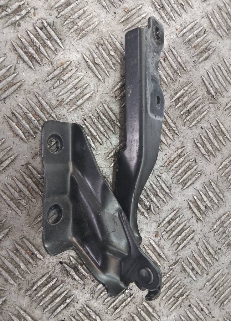 Петля капота левая