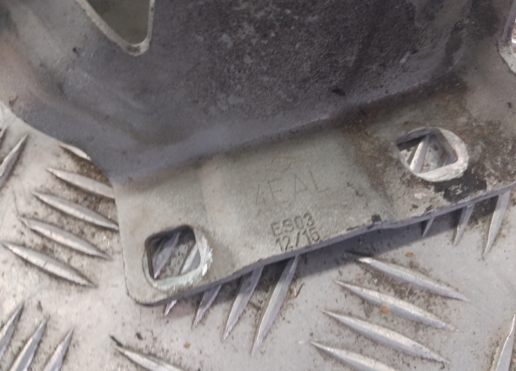 Петля капота левая