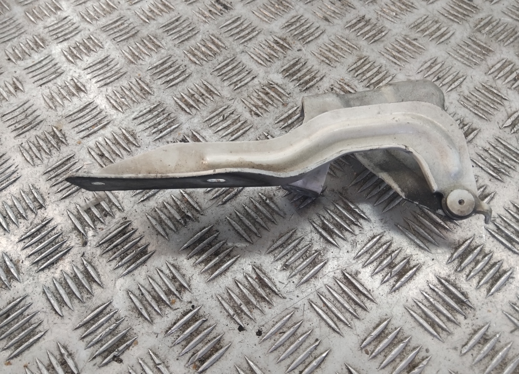 Петля капота левая