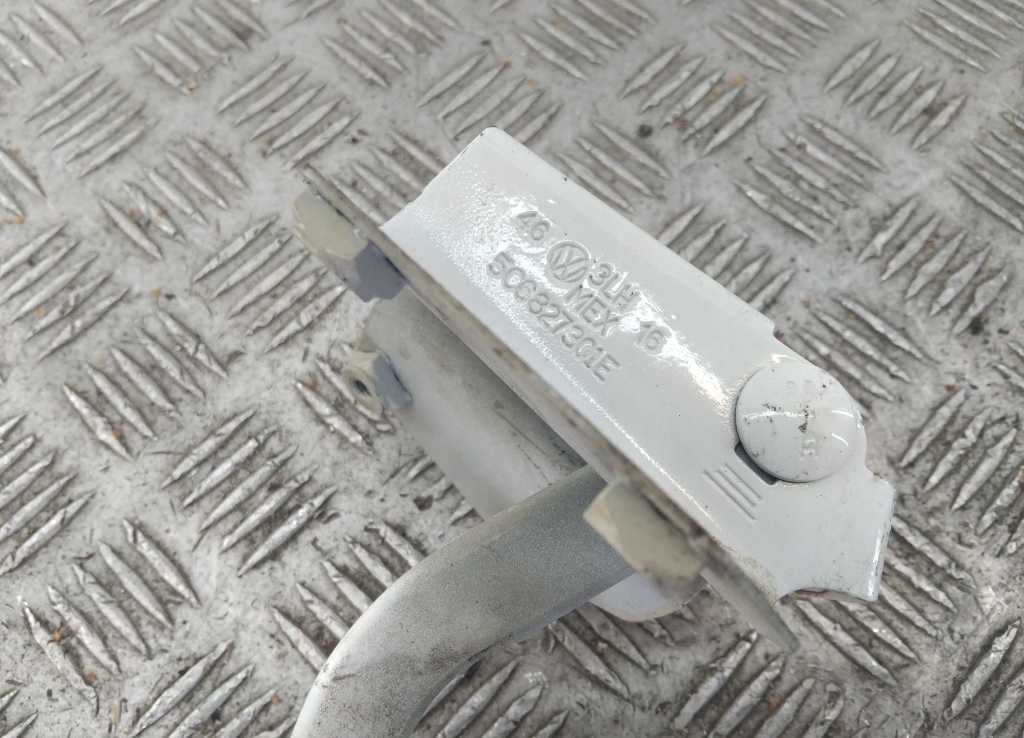 Петля крышки багажника