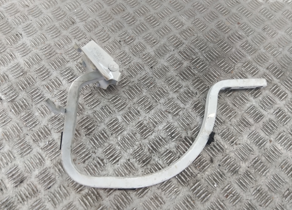 Петля крышки багажника