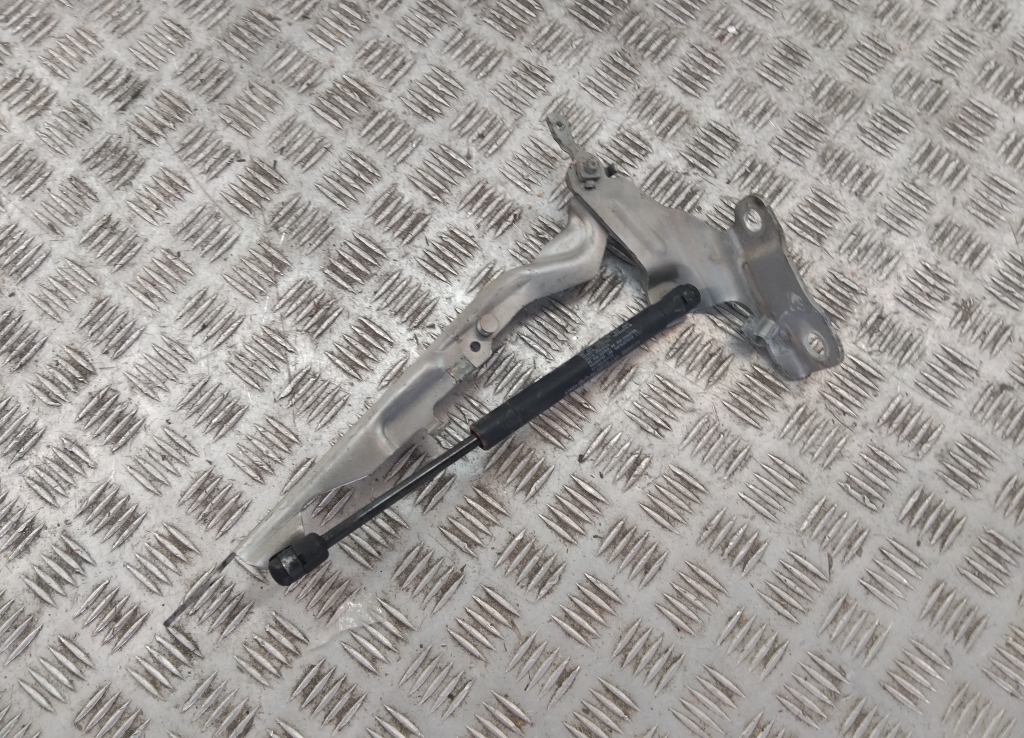 Петля капота левая