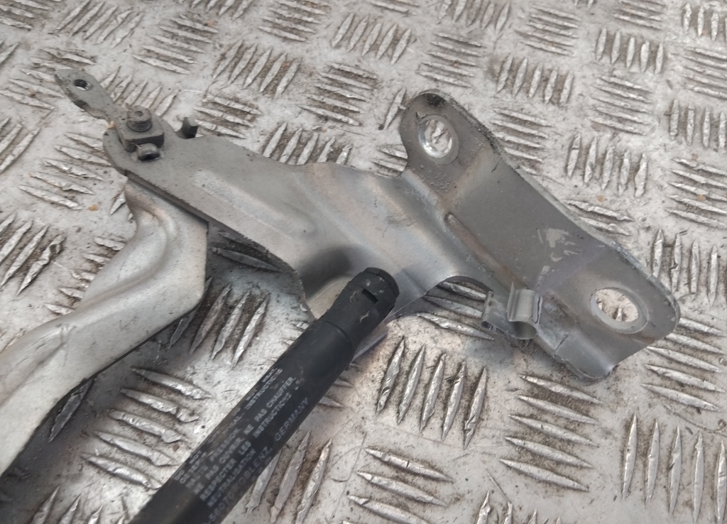 Петля капота левая