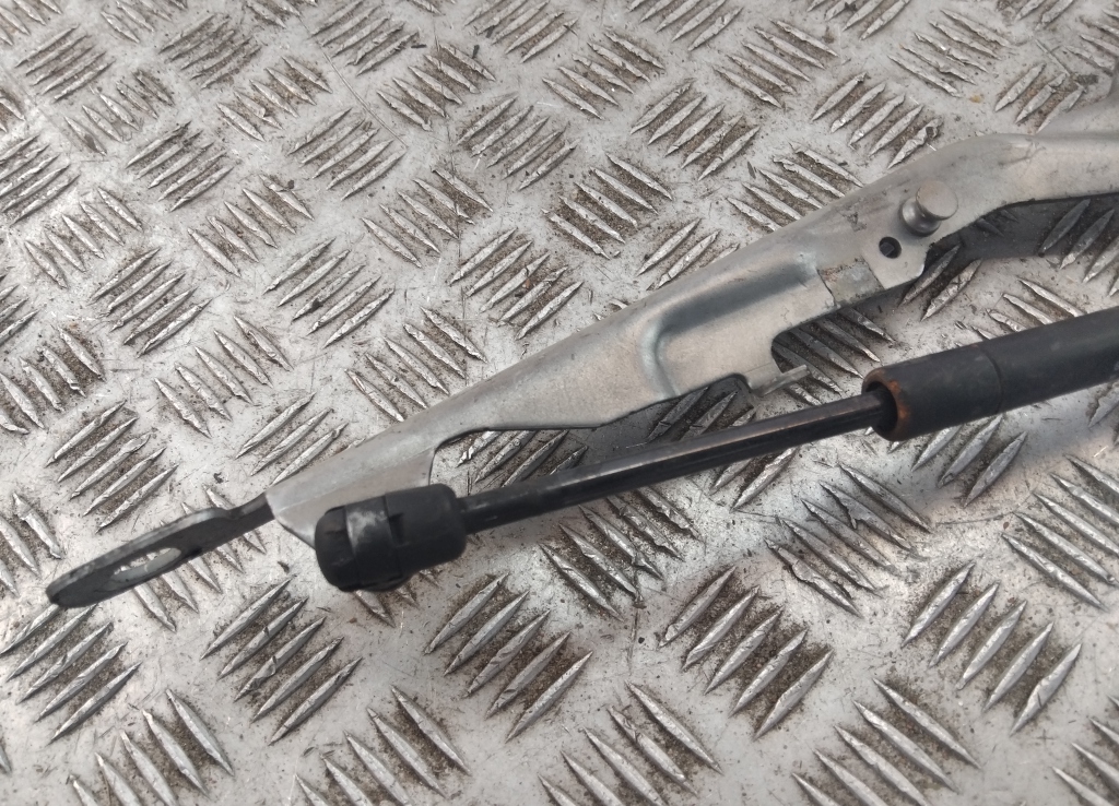 Петля капота левая