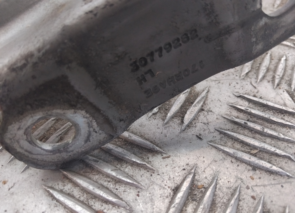 Петля капота левая