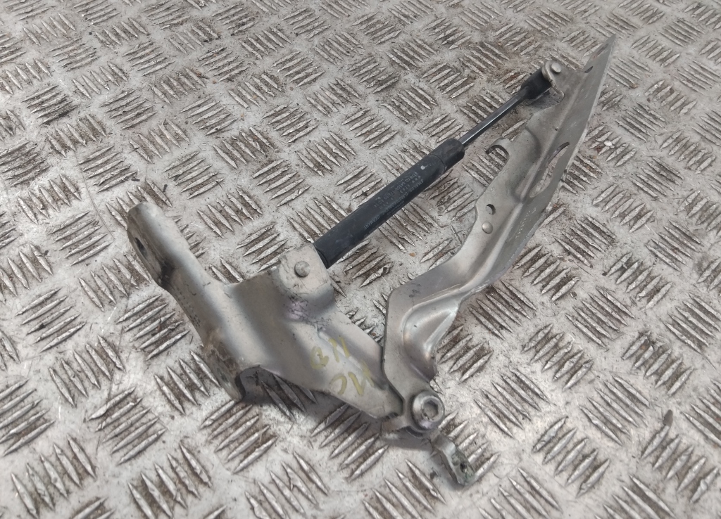 Петля капота правая