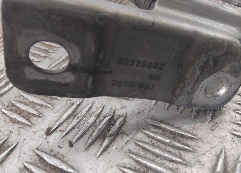 Петля капота правая