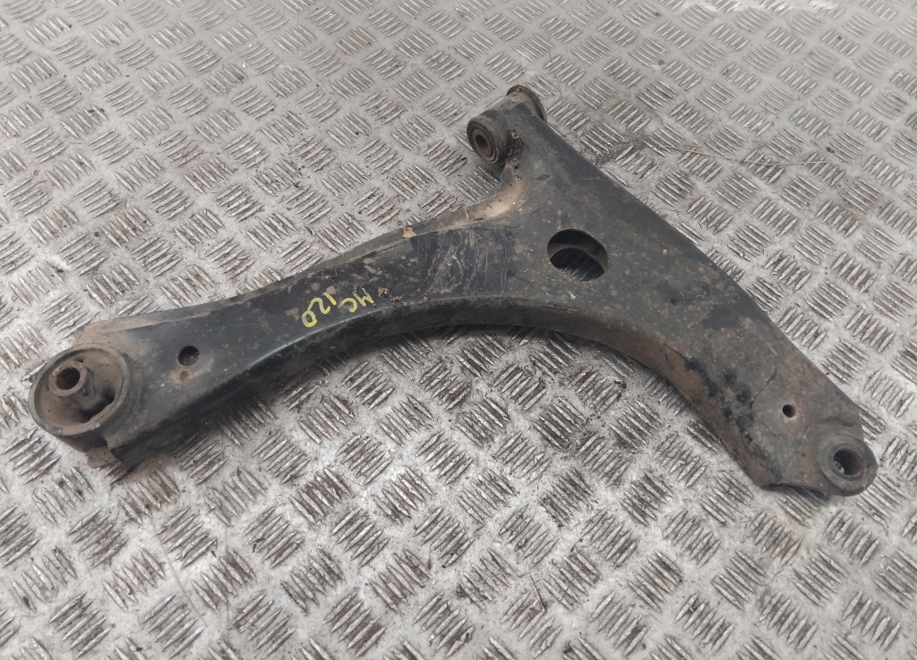 Рычаг передний правый