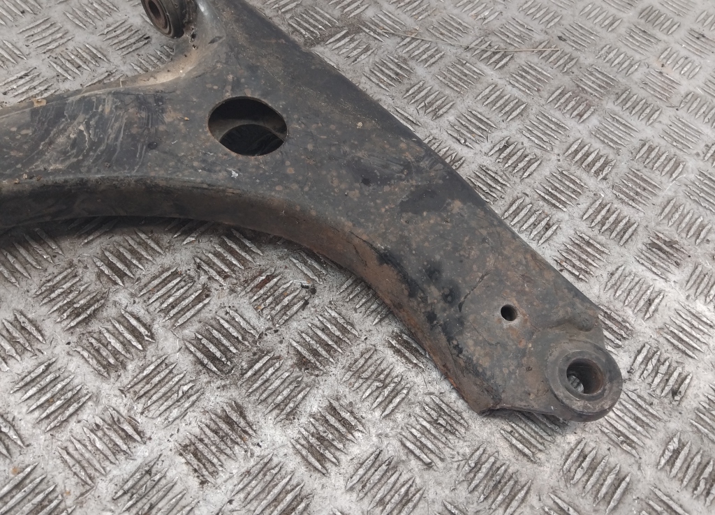 Рычаг передний правый