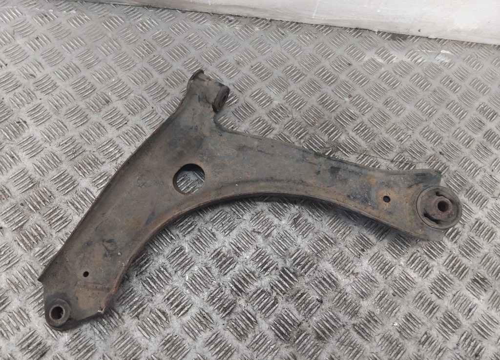 Рычаг передний правый