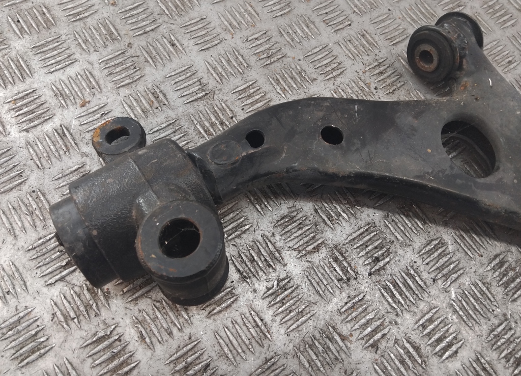 Рычаг передний правый