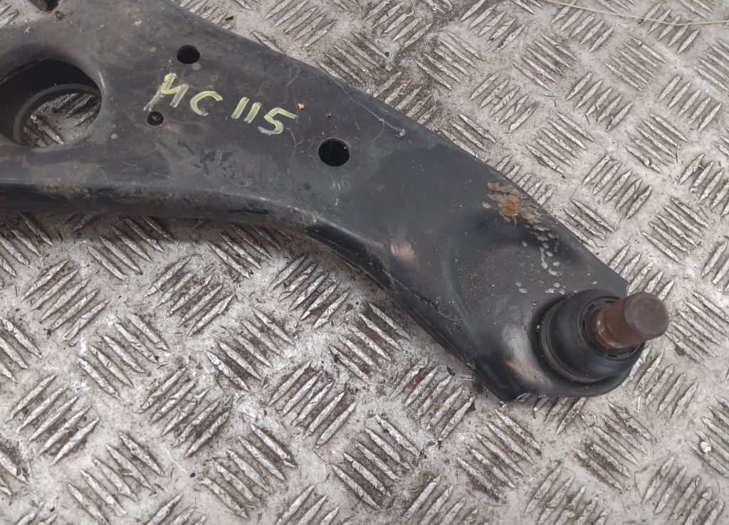 Рычаг передний правый