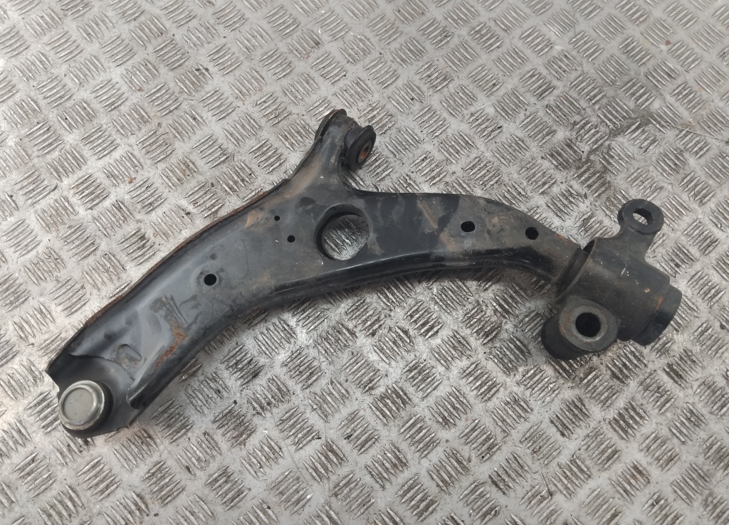 Рычаг передний правый