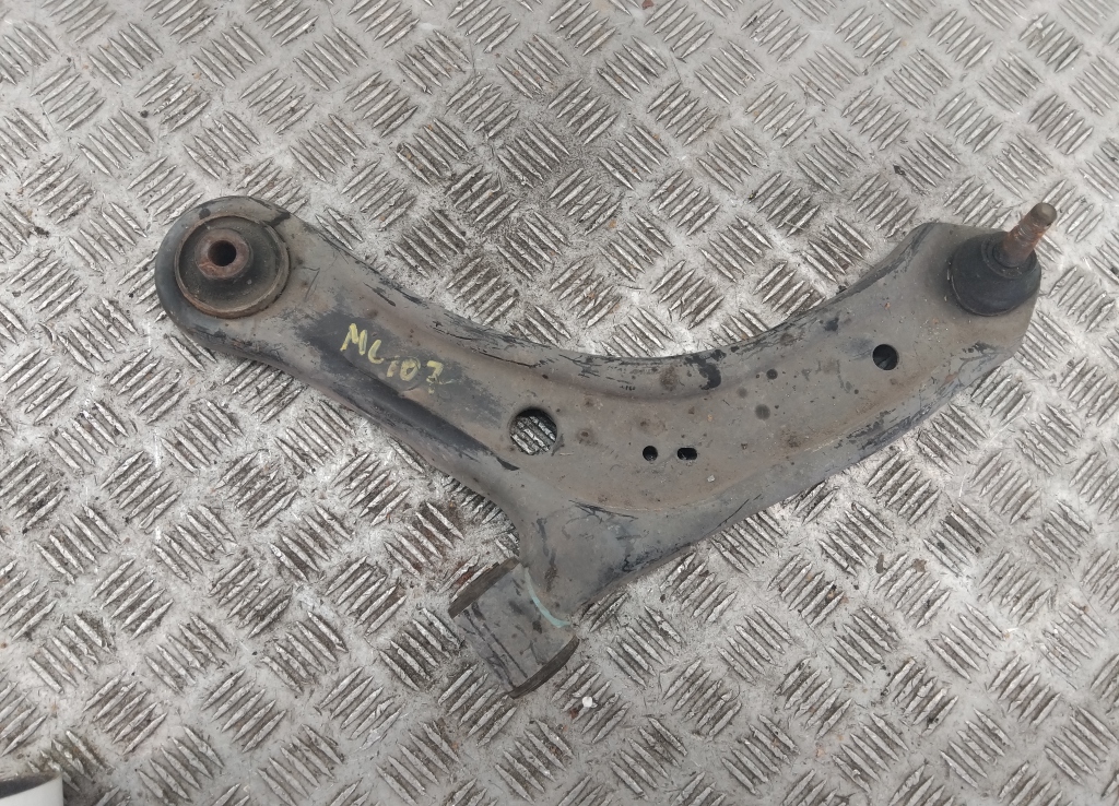 Рычаг передний левый
