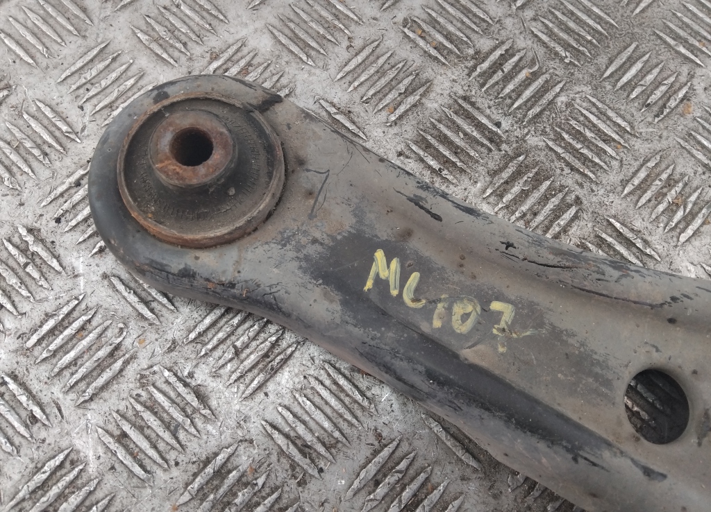 Рычаг передний левый