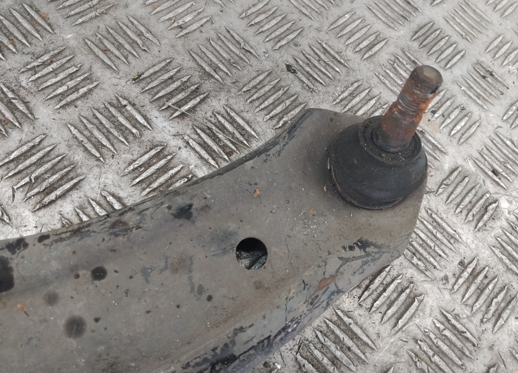 Рычаг передний левый