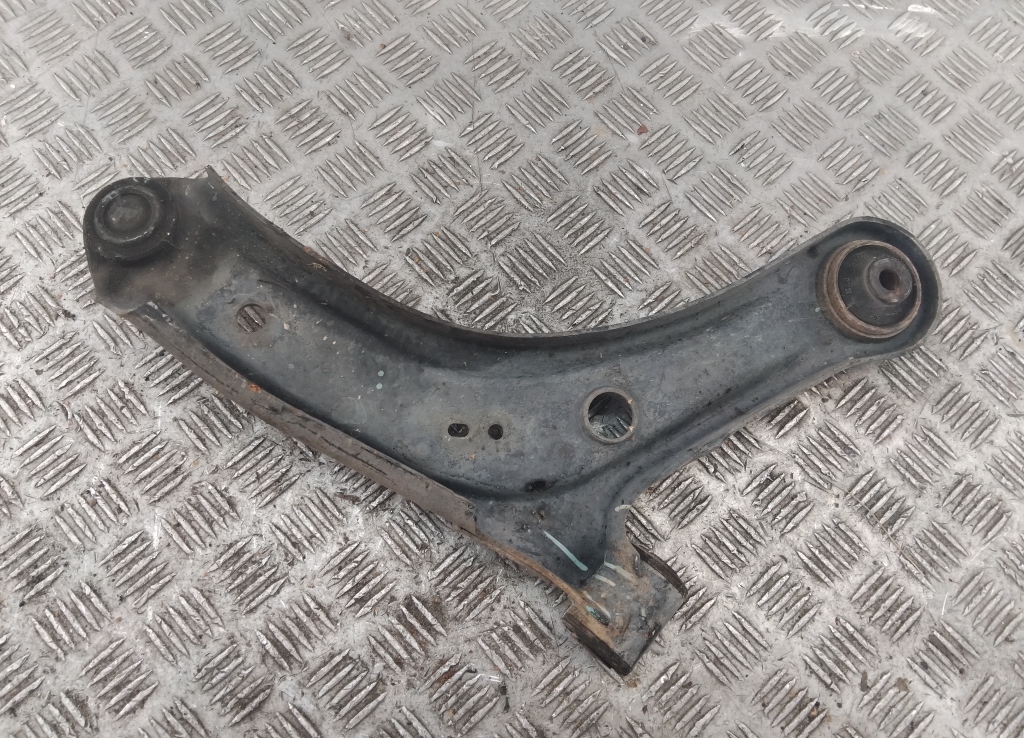 Рычаг передний левый
