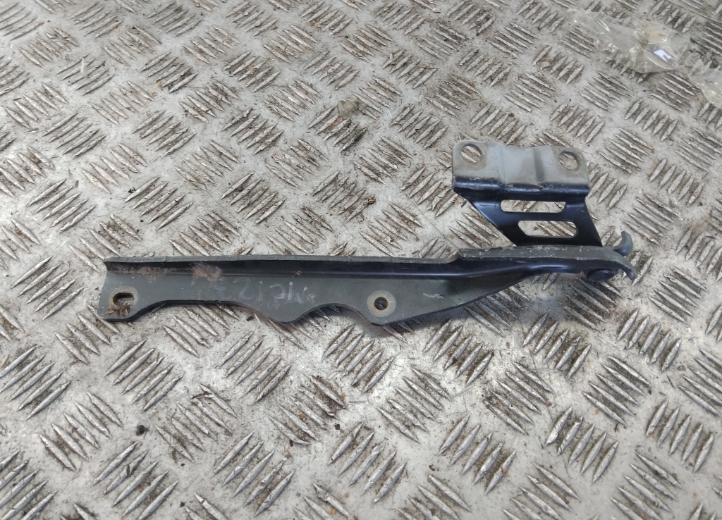 Петля капота левая