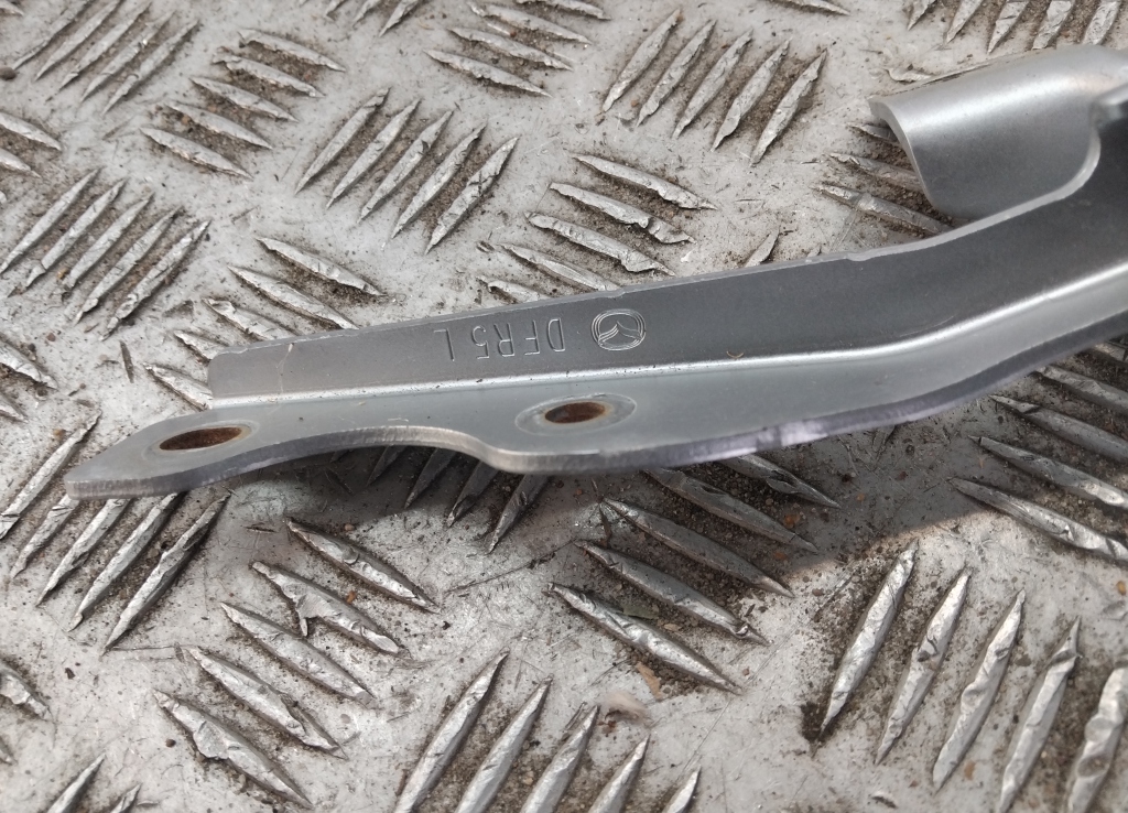 Петля капота левая