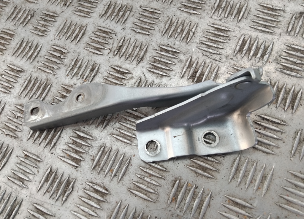 Петля капота левая