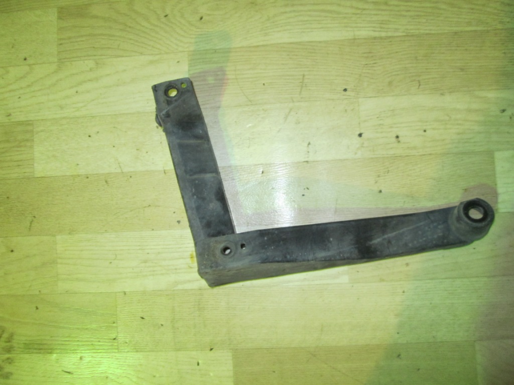 Направляющая заднего бампера левая