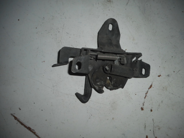 Замок капота