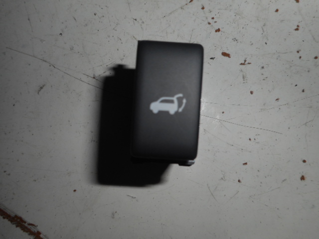 Кнопка открывания багажника