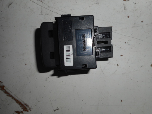 Кнопка открывания багажника