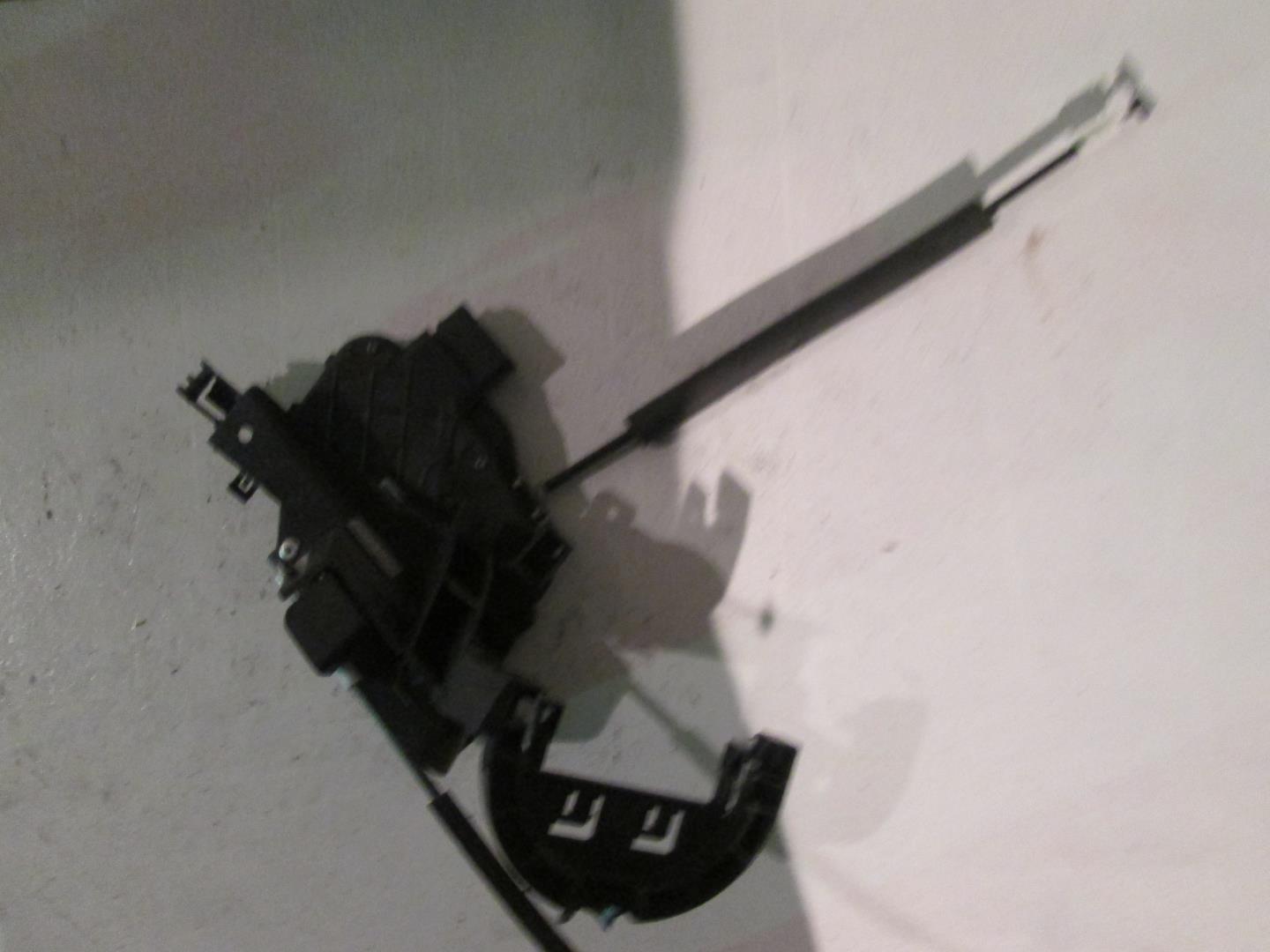 Замок двери задней левой