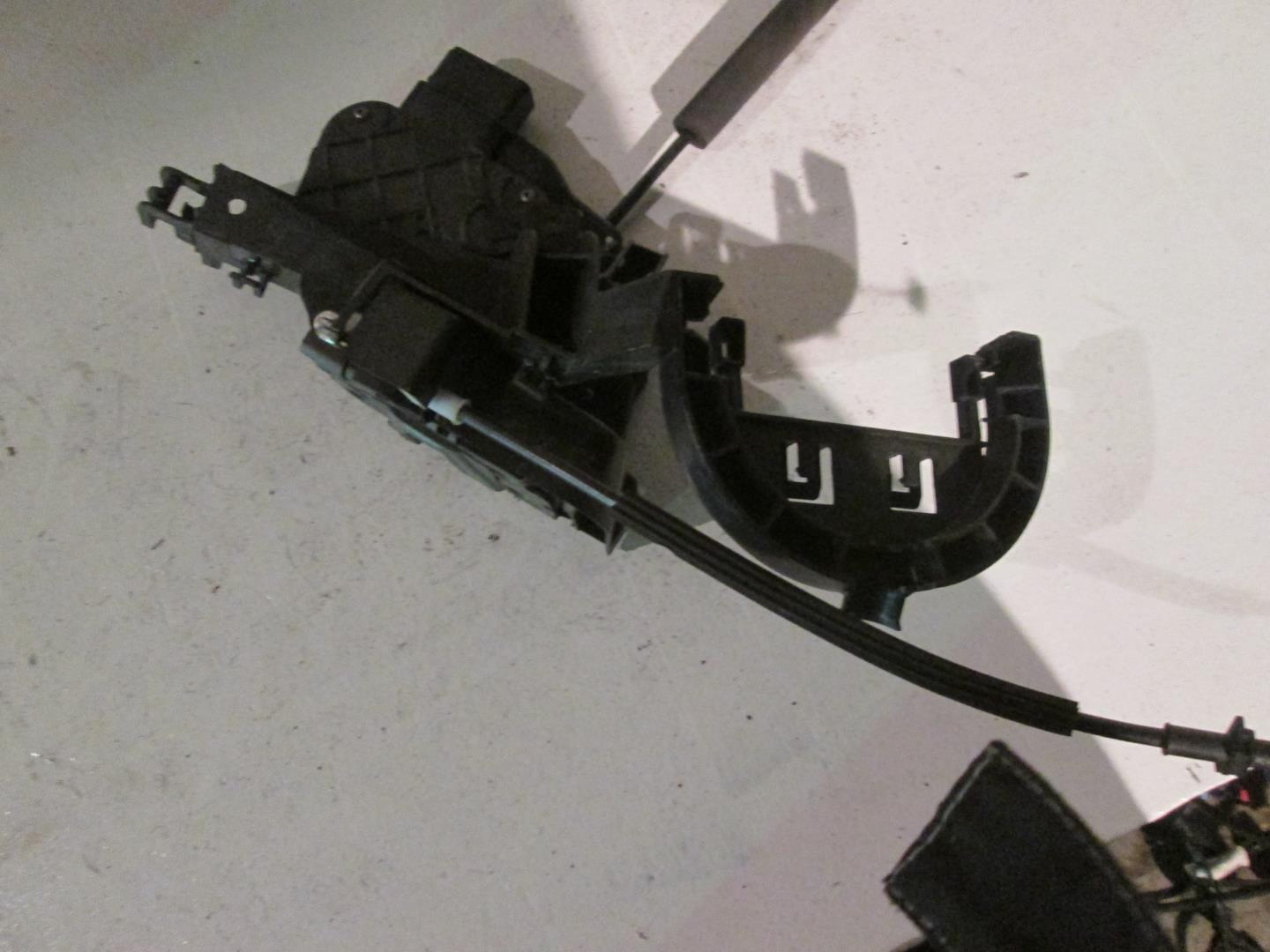 Замок двери задней левой