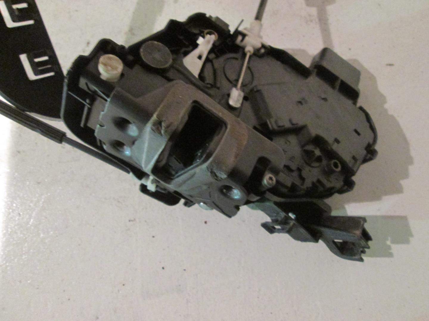 Замок двери задней левой