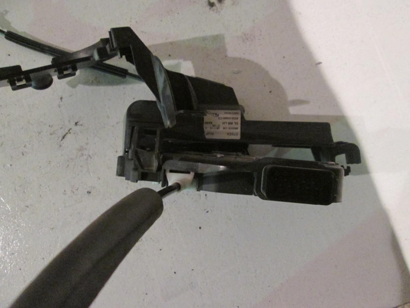 Замок двери задней левой