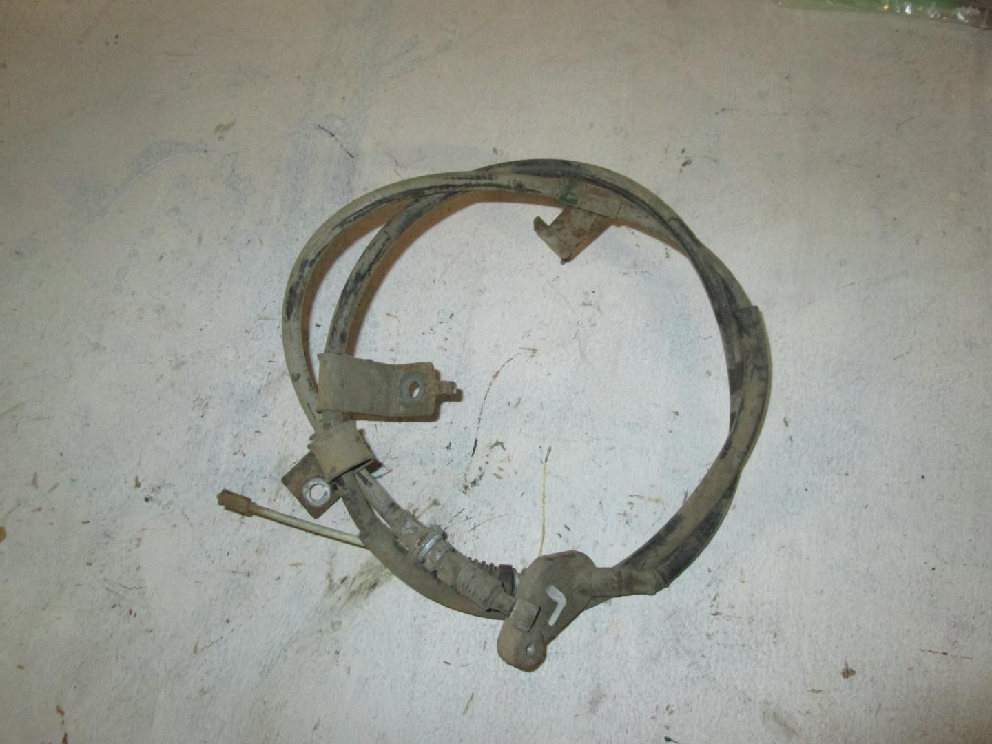 Трос стояночного тормоза левый