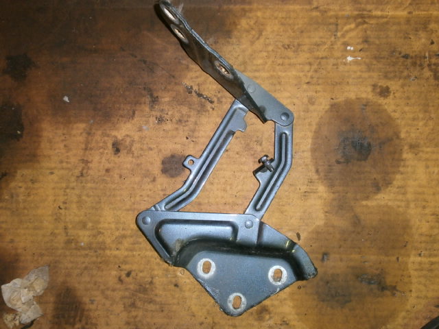 Петля капота правая