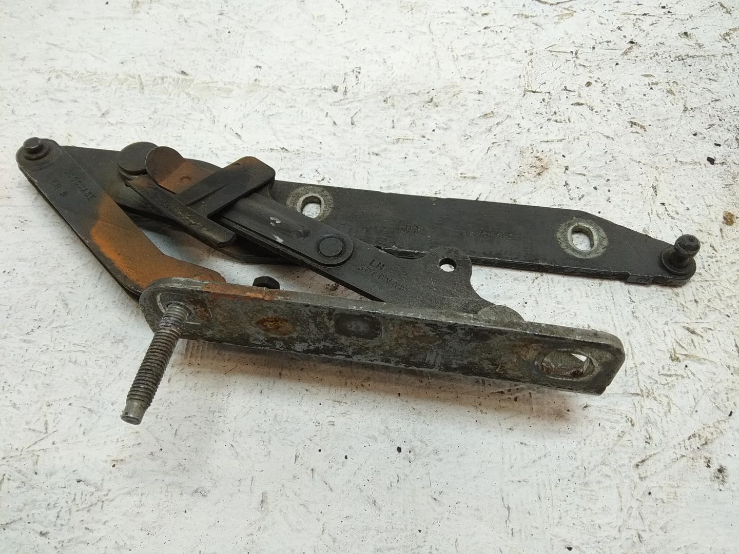 Петля капота левая