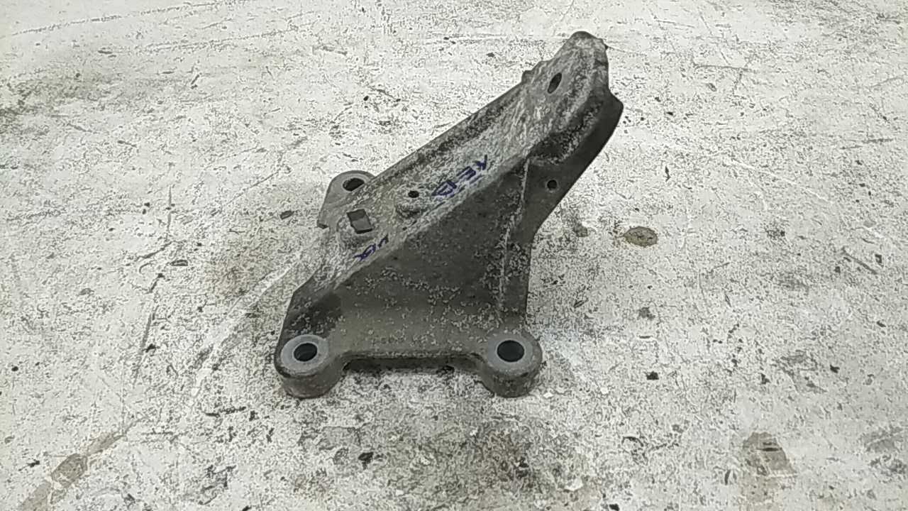 Кронштейн опоры двигателя