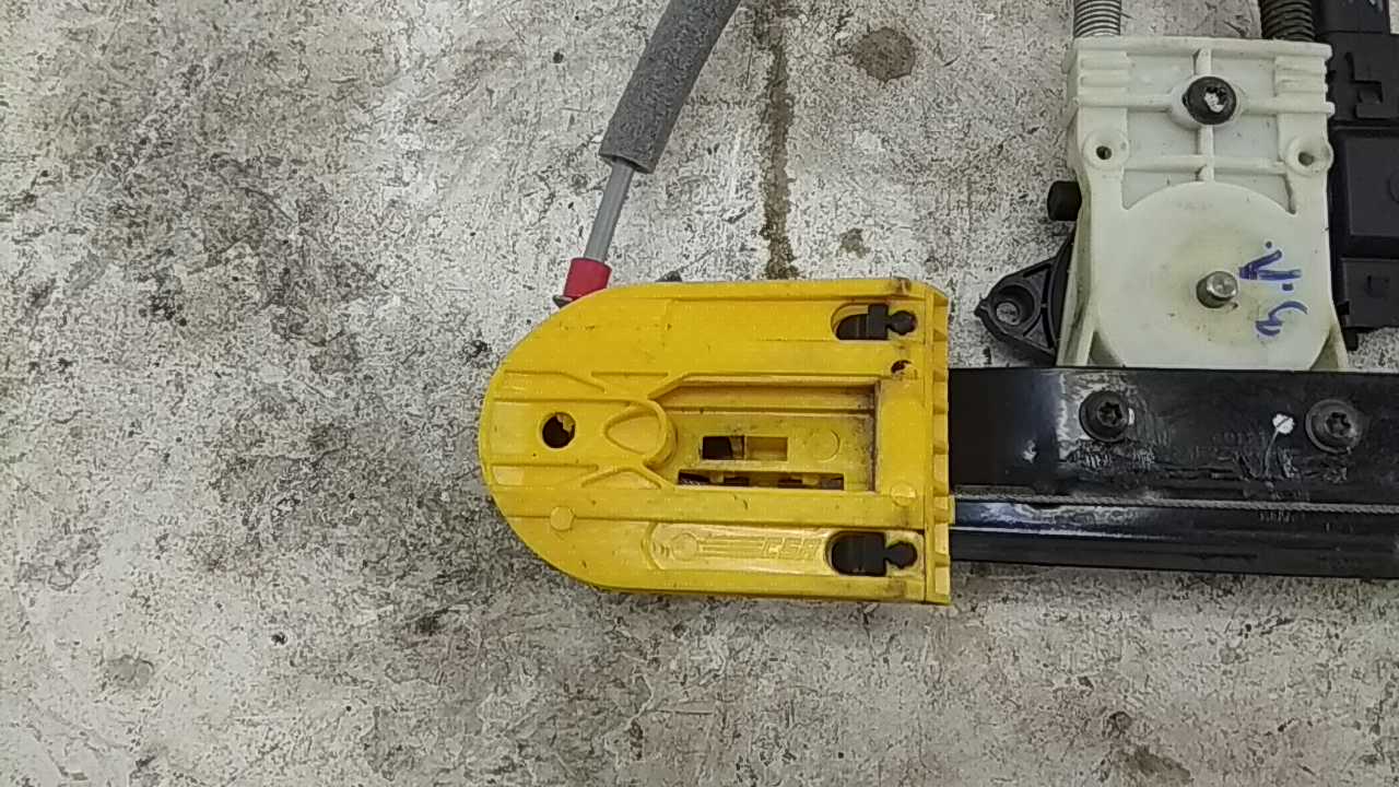 Стеклоподъемник электр. задний левый