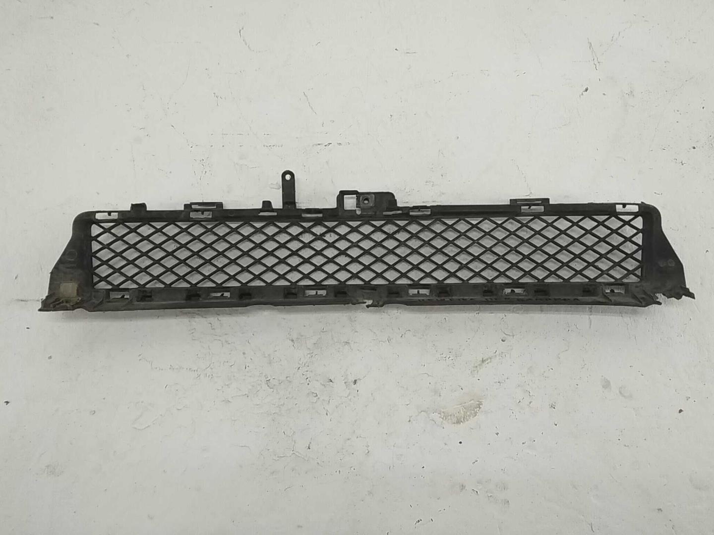 Решетка в бампер центральная