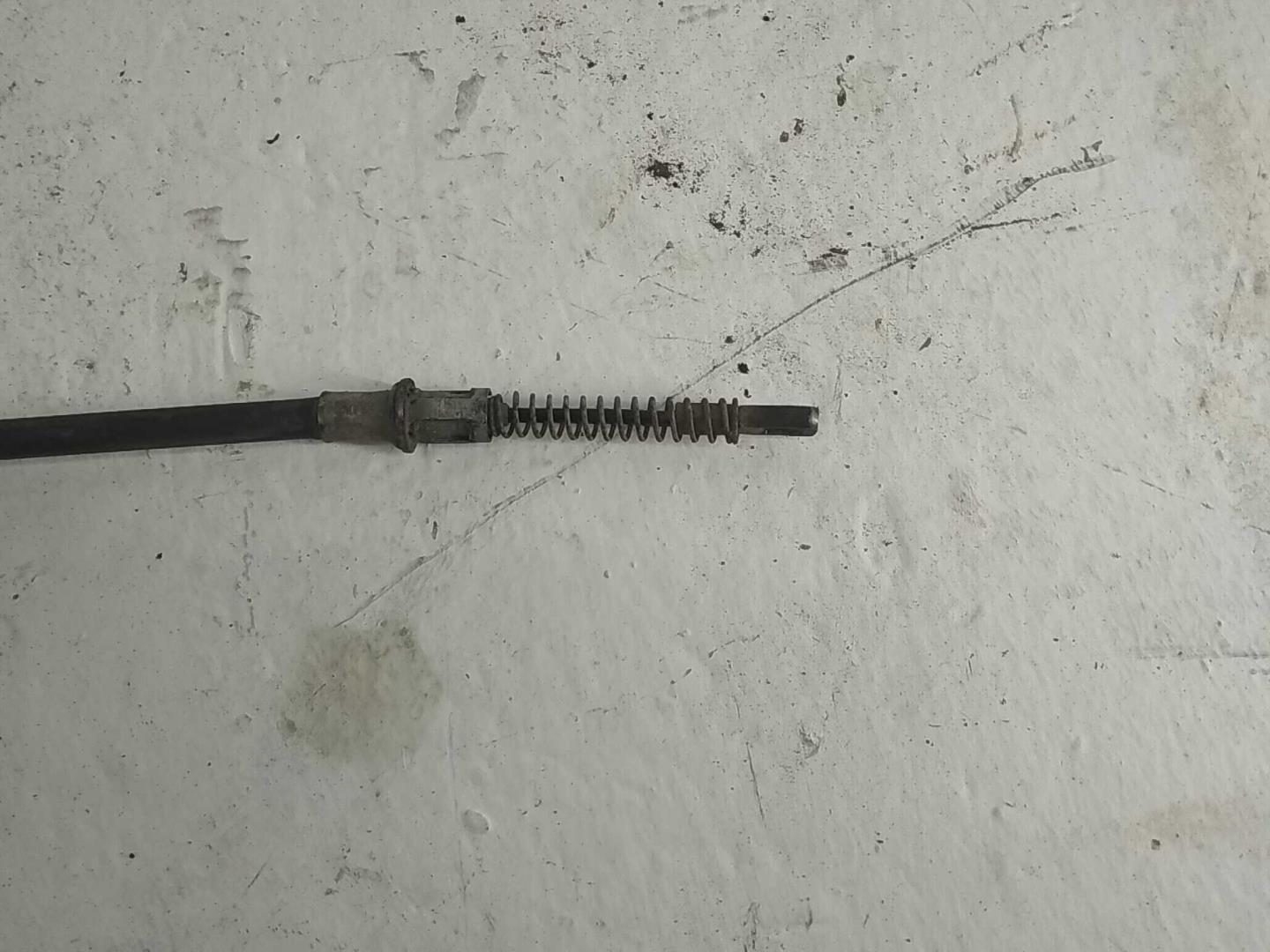 Трос стояночного тормоза левый